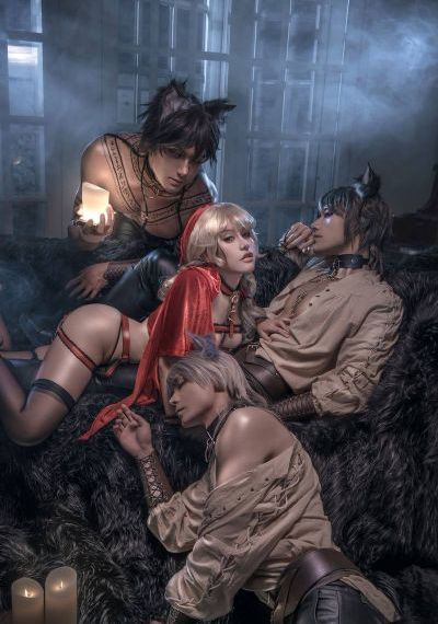隔着衣服轻揉她的胸